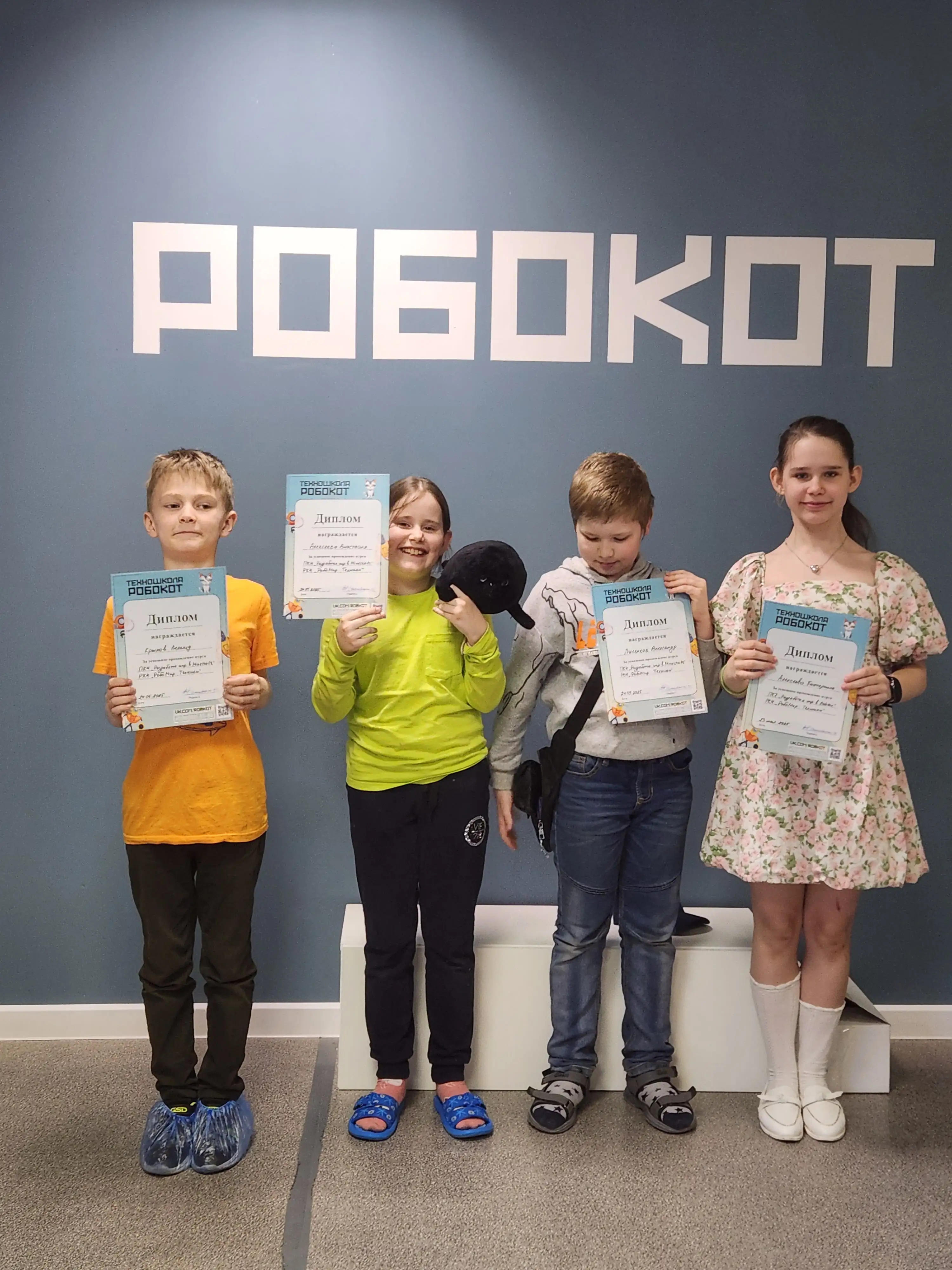Ученики на занятии в РобоКоте
