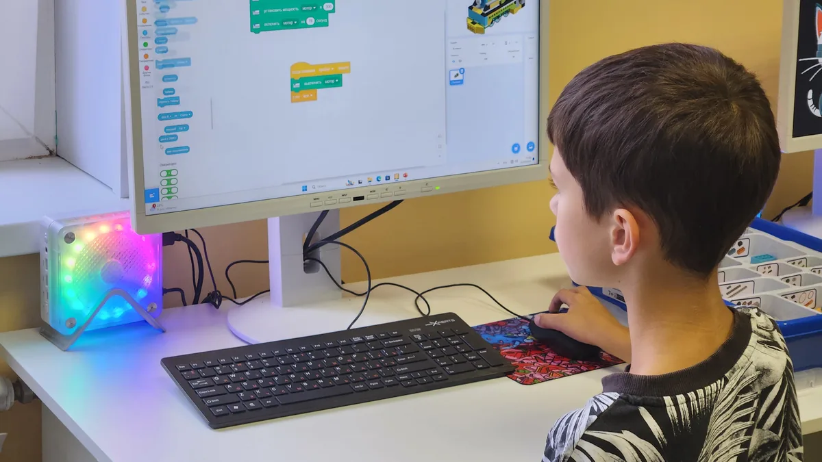 Ребёнок программирует проект в Scratch на занятии